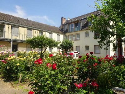 Sofort freie, nette Dachgeschoßwohnung mit Einbauküchenzeile