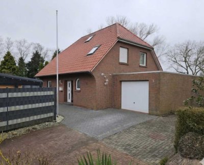 Einfamilienhaus mit Blockhütte und Garage in Sackgassenlage