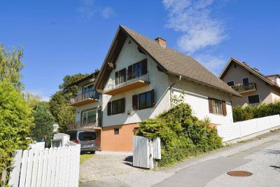 9-Zimmer-Haus mit zwei Wohneinheiten Balkon und großem Grundstück in Toplage