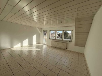 Sonnige 3-Zimmer DG-Wohnung mit Balkon