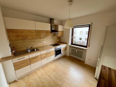 ZENTRAL LAGE !! Helle 2,5-Zimmer Wohnung im 1. OG mit Balkon in Landshut-Nikola