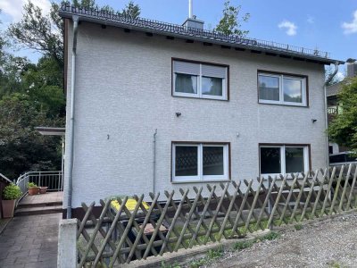 Attraktive und modernisierte 3-Raum-Erdgeschosswohnung mit geh. Innenausstattung mit Balkon