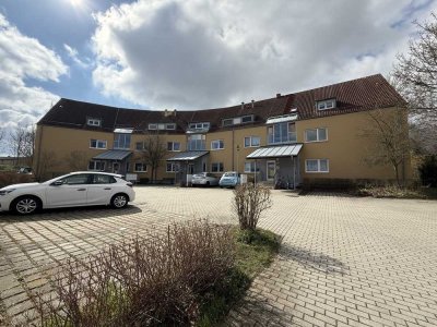 Große 3-Raum-Dachgeschosswohnung mit Tageslichtbad, überdachtem Balkon & Stellplatz!