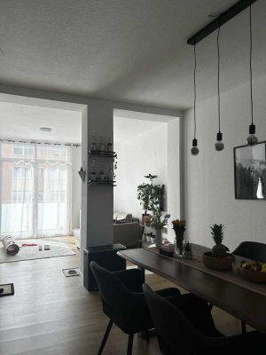 Freundliche und vollständig renovierte 2-Raum-Wohnung mit Balkon und Einbauküche in Wetzlar