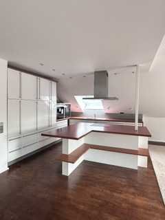 Schöne Dachgeschoss Wohnung