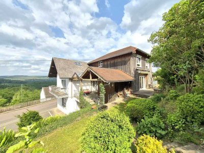 Mehrfamilienhaus mit drei Wohneinheiten, Garagen, Garten, Streuobstwiese/Koppel und Mega-Fernblick!