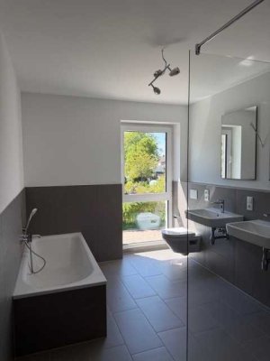 Penthouse-Wohnung im 3 Familienhaus - klimafreundlicher Neubau mit hochwertiger Designküche
