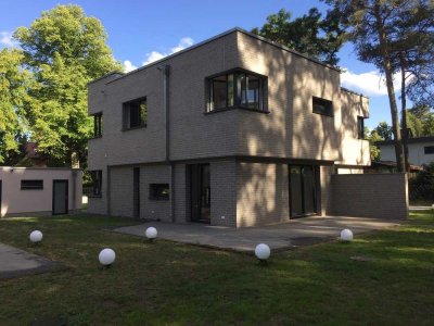 Exklusive Doppelhaushälfte direkt am Wasser