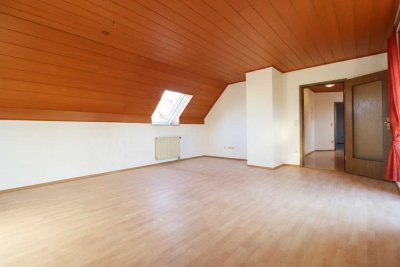 Helle Dachwohnung mit Tageslichtbad und Einbauküche