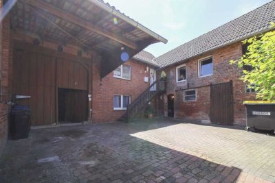 1 bis 2 Familienhaus inkl. Nebengebäude zur Tiernutzung mit Garten