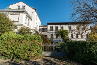 Lichtdurchflutete Altbauwohnung auf beeindruckendem Gartengrundstück in Bonn-Kessenich