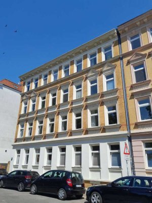 **Großzügige 2-Zimmer-Wohnung mit modernem Bad und neuer Einbauküche**