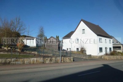 Einfamilienhaus mit großem Grundstück und zwei Garagen in Schieder-Schwalenberg!