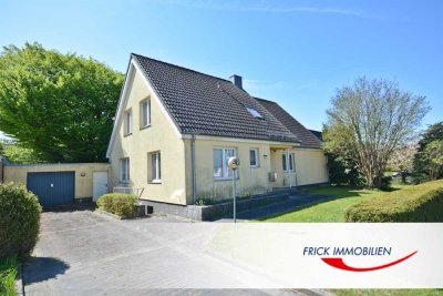 Großes Einfamilienhaus mit Garten und Garage in ruhiger, zentraler Lage