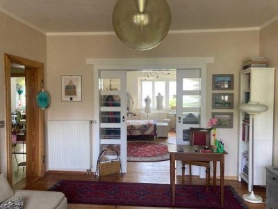 Modernisierte 3-Zimmer-Hochparterre-Wohnung mit Balkon, Garten und Garage