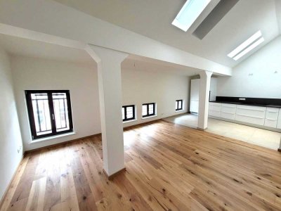 Großzügige 2-RW im Dachgeschoss mit Balkon und Einbauküche im sanierten Altbau!