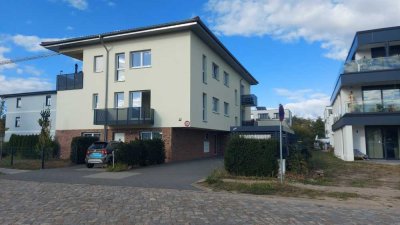 Neuwertige ebenerdige Wohnung mit zwei Zimmern, EBK und Garten in Falkensee