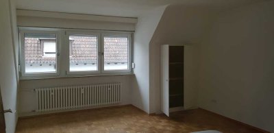 Helles möbliertes Zimmer mit eigenem Bad in großer 4er WG