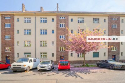 IMMOBERLIN.DE - Charaktervolle Altbauwohnung mit ruhigem Balkon in gefragter Lage