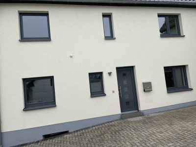 Attraktive und vollst. renovierte 3-Raum-EG-Wohnung mit geh. Innenausstattung mit Balkon und EBK