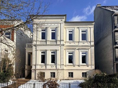 Erstbezug nach Sanierung:                                     Stilvolle Altbauwohnung mit Balkon ...