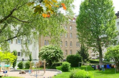 Attraktive historische 4 Zimmer Altbauwohnung in sehr ruhiger zentraler Lage in Stuttgart-West