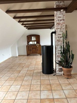 Hoch über den Dächern – Charmante Dachgeschosswohnung mit Komfort und Weitblick im Grünen