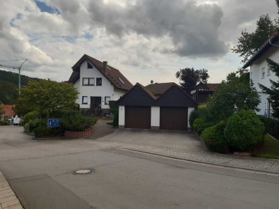 Freistehendes Einfamilienhaus in ruhiger Lage; direkte Anbindung zur Autobahn (5 min.); großer Garte