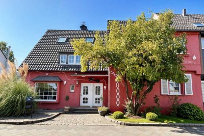 Zweifamilienhaus mit imposantem Grundstück in Düsseldorf-Unterrath