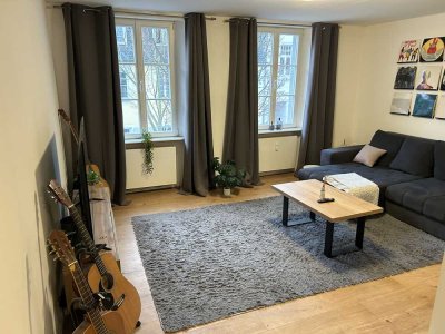 Helle Zwei Zimmer Wohnung mit Offener Wohnküche und Badezimmer
