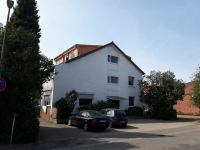 Schöne 2-Zimmer-DG-Wohnung mit Balkon und Einbauküche in Burgdorf