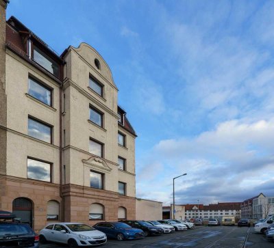 Altbaucharme! Vermietete Wohnung mit Balkon 
in gepflegtem Gründerzeitanwesen