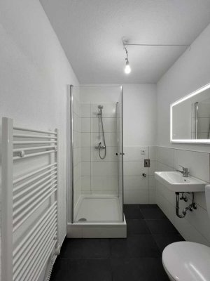 Modernes Bad! 3-Zimmer-Wohnung mit EBK und TV geschenkt!