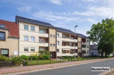 Mehrfamilienhaus mit Garagen
