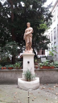 Wunderschöne Altbauwohnung in absoluter Ruhelage, Erstbezug nach Renovierung! Privatvermietung!