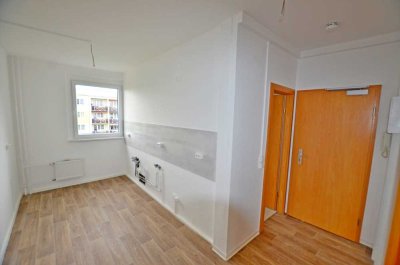 offene Küche, neu sanierte 3-Raum-Wohnung mit BW und Balkon! Bezug ab 17.06.24 möglich!