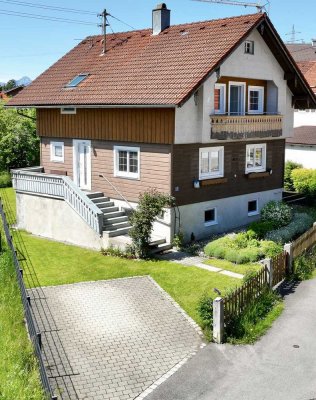 Liebenswertes Einfamilienhaus - renoviert, zentrumsnah & mit Bergblick