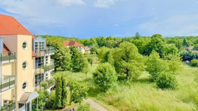 Dachgeschosswohnung mit Balkon, Weitblick und Stellplatz im gepflegten Wohnareal