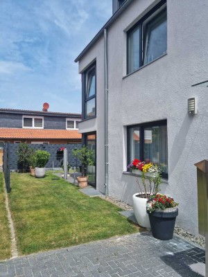 Moderne ebenerdige Eigentumswohnung mit Garten und 2 Stellplätzen