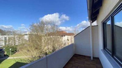 TOP MODERNISIERTE 2,5-ZIMMER-WOHNUNG MIT BALKON & TG-STELLPLATZ IN RUHIGER LAGE