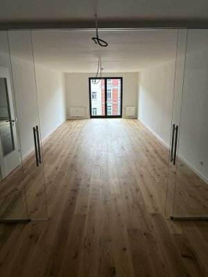 Helle 2 Zimmer Wohnung mit EBK und Echtholzparkett im Industriedenkmal