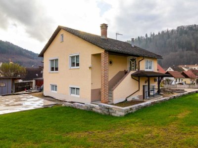 Großzügiges Haus mit Einliegerwohnung, Garten & traumhafter Aussicht in Zell im Wiesental