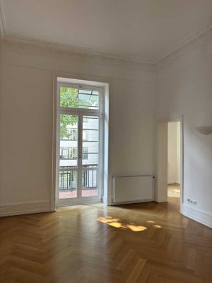 Bestlage: Stilaltbauwohnung mit Balkon in repräsentativen Gründerzeitgebäude Nähe Frankfurter Oper