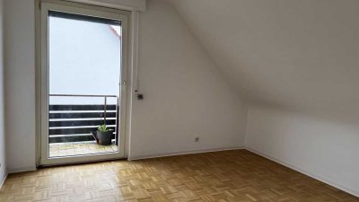 Sanierte helle  3-Zimmer-DG-Wohnung mit Balkon in Stuttgart