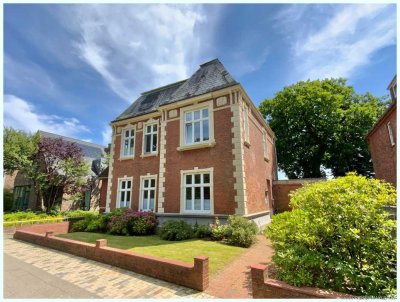 TOPLAGE HUSUM mit Potential: Repräsentative VILLA AM SCHLOSSPARK mit großem Süd-Garten/ Bauplatz !