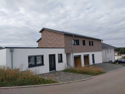 Barrierefreie, helle 2 Zimmer Neubau-Wohnung mit großer Terrasse, Gartenanteil und 2 Stellplätzen