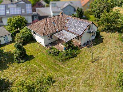 Großzügiges Einfamilienhaus mit 7 Zimmern und parkähnlichem Grundstück in idyllischer Feldrandlage