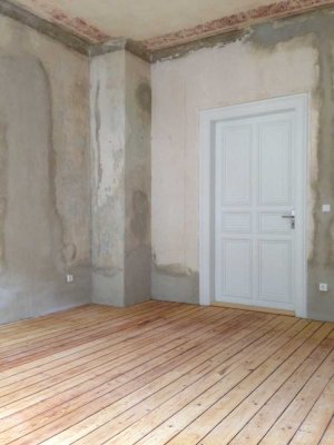 2,5-Zi-Whg in saniertem Altbau mit gr. Wohnküche, abgeschliffenen Dielen & originalen Wänden