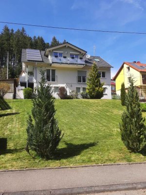 Schöne, sonnige 3-Zimmer-EG-Wohnung in ruhiger Wohnlage mit Einbauküche + Terasse in Horb am Neckar