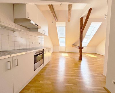 Helle Altbauwohnung mit Liftzugang und stilvollen Holzböden in Leibnitz